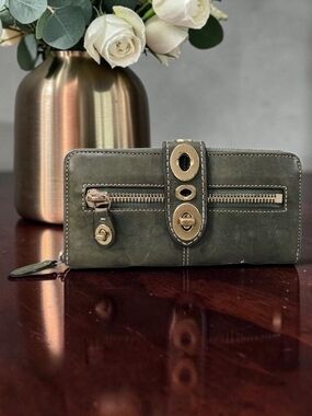 Coach Green Lily 2009 RARE Legacy Leather Zip Wallet with Brass Hardware
